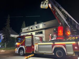 FF Bad Salzuflen: 15 Personen vorübergehend aus Wohnhaus in Bad Salzuflen evakuiert / Freiwillige Feuerwehr ist in der Nacht zu Sonntag mit 45 Kräften im Einsatz