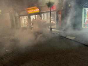 FW Celle: Feuer droht auf Gebäude überzugreifen – Müll brennt in der Altstadt