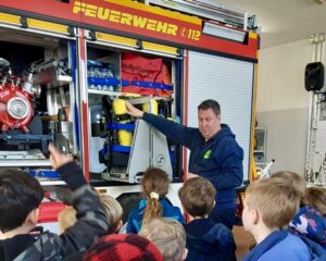 FW Hünxe: 40 Kinder zu Gast bei der Feuerwehr – Brandschutzerziehung in Bruckhausen