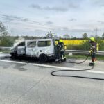 FW-ROW: Kleintransporter auf Autobahn in Vollbrand