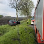 FFW Schiffdorf: 20-jähriger VW-Fahrer bei Kollision mit Baum verletzt
