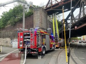 FW-DO: Brand unter einer Bahnbrücke sorgte für Sperrungen