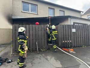 FW-MK: Brennende Terrasse sorgt für Feuerwehreinsatz