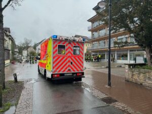 FW Horn-Bad Meinberg: 18 Verletzte bei Austritt von Kohlenmonoxid – 15 Personen aus Gebäude gerettet – Großaufgebot von Rettungskräften