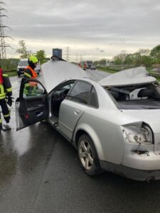 FW-OB: Verkehrsunfall zwischen PKW und LKW auf der BAB 42