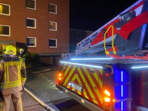 FW-SE: Feuer auf dem Balkon eines Mehrfamilienhauses und parallel schwerer Verkehrsunfall in Henstedt-Ulzburg