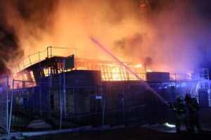 FF Bad Salzuflen: KiTa-Neubau in Bad Salzuflen steht zum zweiten Mal in Vollbrand / Freiwillige Feuerwehr ist in der Nacht zu Donnerstag mit 45 Kräften im Einsatz