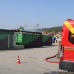 FF Bad Salzuflen: Brennende Holz- und Papierstapel halten Feuerwehr Bad Salzuflen über Stunden in Atem / Verletzt wird bei dem Einsatz niemand