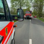 FW Flotwedel: PKW kollidiert frontal mit Baum bei Langlingen – Feuerwehr Langlingen befreit Fahrerin