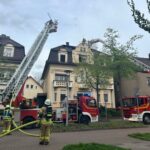 FF Bad Salzuflen: Eine Person aus Gebäude mit brennendem Dachstuhl in Bad Salzuflen gerettet / Freiwillige Feuerwehr ist am Sonntagabend mit 100 Kräften im Einsatz