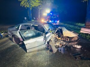 FW Moers: Schwerer Verkehrsunfall PKW gegen Baum / Technische Rettung