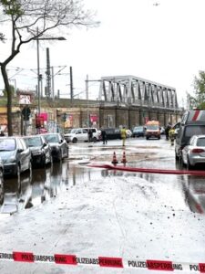 FW Dresden: Wasserrohrbruch überschwemmt Straße