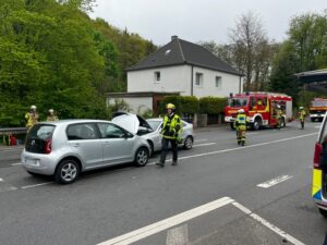 FW-EN: Verkehrsunfall auf der Kreuzung Herdecker Bach, Ecke Ender Talstraße – 2 Personen verletzt – Technische Rettung aus PKW durchgeführt