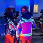 FW Düren: Mehrere Personen durch Kellerbrand bedroht / Person springt aus Fenster