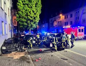 FW-BO: Schwerer Verkehrsunfall auf der Herner Straße in Riemke – Vorbildliche Ersthelfer aber auch Probleme durch Schaulustige