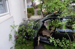 FW Stuttgart: – PKW fährt gegen Hauswand – Eine Person in eine Klinik verbracht