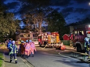 FW Königswinter: Chlorgasaustritt – Aufwändiger Feuerwehreinsatz im Hallenbad Königswinter