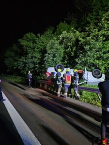FW Bergheim: Eine verletzte Person bei Verkehrsunfall – PKW überschlug sich auf A61 bei Bergheim