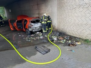FW Dinslaken: Feuer einer brennenden Mülltonne griff auf PKW über.