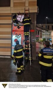 FW-M: Feuerwehr steigt in Sparkasse ein (Allach)