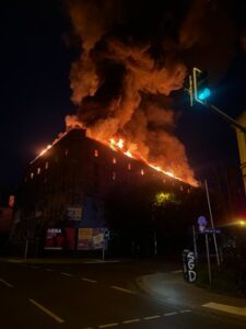 FW Dresden: erneuter Großbrand in einer leerstehenden Industriebrache – Warnung vor Rauchentwicklung
