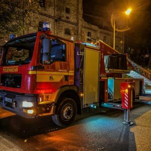 FW Dresden: Update zum Großbrand in Dresden-Leuben – Löscharbeiten pausieren, Brandwache über die gesamte Nacht