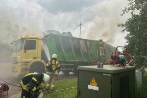 FF Goch: Feuer in Sperrmüll-Wagen
