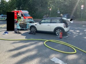FW-GLA: Schwerer Verkehrsunfall mit Oldtimer in Gladbeck.