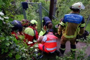 FW Stuttgart: Feuerwehr rettet Person aus Versorgungsschacht