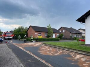 FW Ense: Defekter Hydrauliktank sorgt für Feuerwehreinsatz in Ense-Höingen