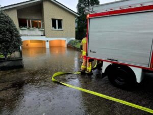 FW Grevenbroich: Starkregen sorgt für Dauereinsatz für Feuerwehr Grevenbroich – Folgemeldung / 100 Kräfte arbeiten rund 45 Schadensstellen ab