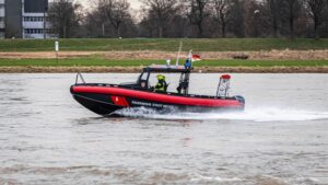 FW-NE: Kanufahrer durch Unwetter auf dem Rhein gekentert | Schiffsführer retten Gekenterten