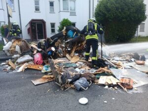 FW-BN: Brennender Müllwagen schnell gelöscht