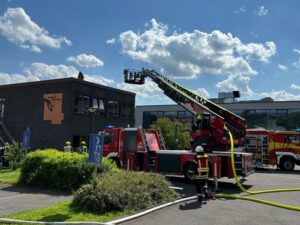 FW VG Westerburg: Feuer in Förderschule in Westerburg – Rauchwolke weit über das Stadtgebiet hinaus zu sehen