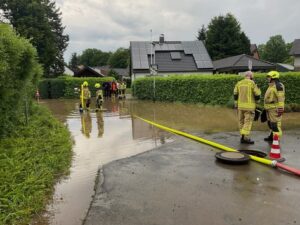 FW Alpen: Wasser drohte in Keller zu laufen