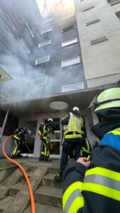 FW-BO: 8 Verletzte bei Brand in einem Mehrfamilienhaus in Querenburg