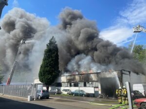 FW-E: Große Rauchwolke über Essen – Feuer in Kfz-Werkstatt führt zu Explosionen und NINA-Warnung