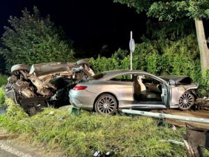 FW Hünxe: Schwerer Verkehrsunfall mit zwei verletzten Personen