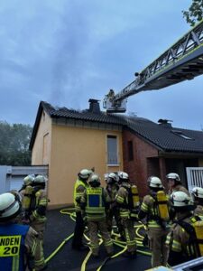 FW Menden: Dachstuhlbrand in der Schlesienstraße