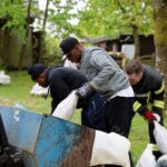 FW Hambühren: Feuerwehr in Oldau entleert tausende Sandsäcke mit freiwilliger Unterstützung von Asylsuchenden
