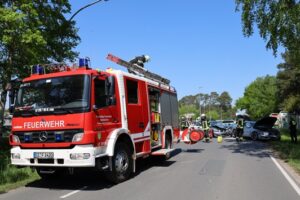 FW Hambühren: Verkehrsunfall fordert zwei Verletzte – Feuerwehr im Einsatz