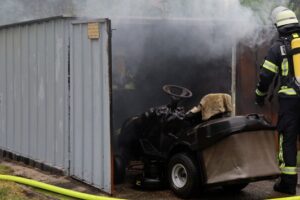 FW Hambühren: Garagenbrand unterbricht Übung der Feuerwehr – Warnung vor der Nutzung von Gasbrennern zur Unkrautvernichtung