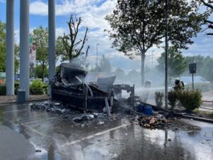 FF Bad Salzuflen: Imbisswagen brennt am Fachmarktzentrum vollständig aus / Feuerwehr Bad Salzuflen ist mit 25 Einsatzkräften vor Ort.
