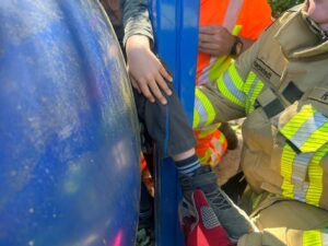 FW-OLL: Unfall auf Spielplatz in Harpstedt: Kind erfolgreich von Feuerwehr gerettet