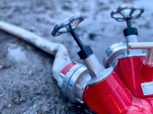 FW Hünxe: Feuer durch Gasgrill – Brandausbreitung verhindert, Folgeeinsatz Amtshilfe