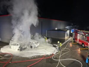 FW Moers: Zwei PKW brennen auf Supermarkt-Parkplatz
