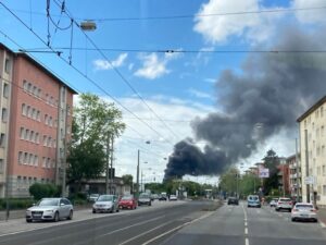 FW-F: Lagerhallenbrand in Frankfurt-Griesheim mit weithin sichtbarer Rauchsäule – Feuerwehr im Großeinsatz