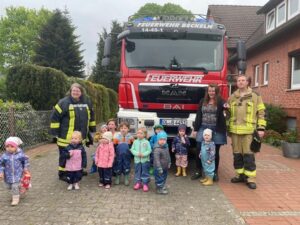 FW-OLL: Feuerwehr hautnah: Spielkreis Kirchenzwerge erlebt lehrreiche Brandschutzerziehung mit Freiwilliger Feuerwehr