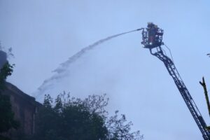 FW Dresden: Erneute Warnung vor Rauchentwicklung beim Großbrand in Dresden-Leuben